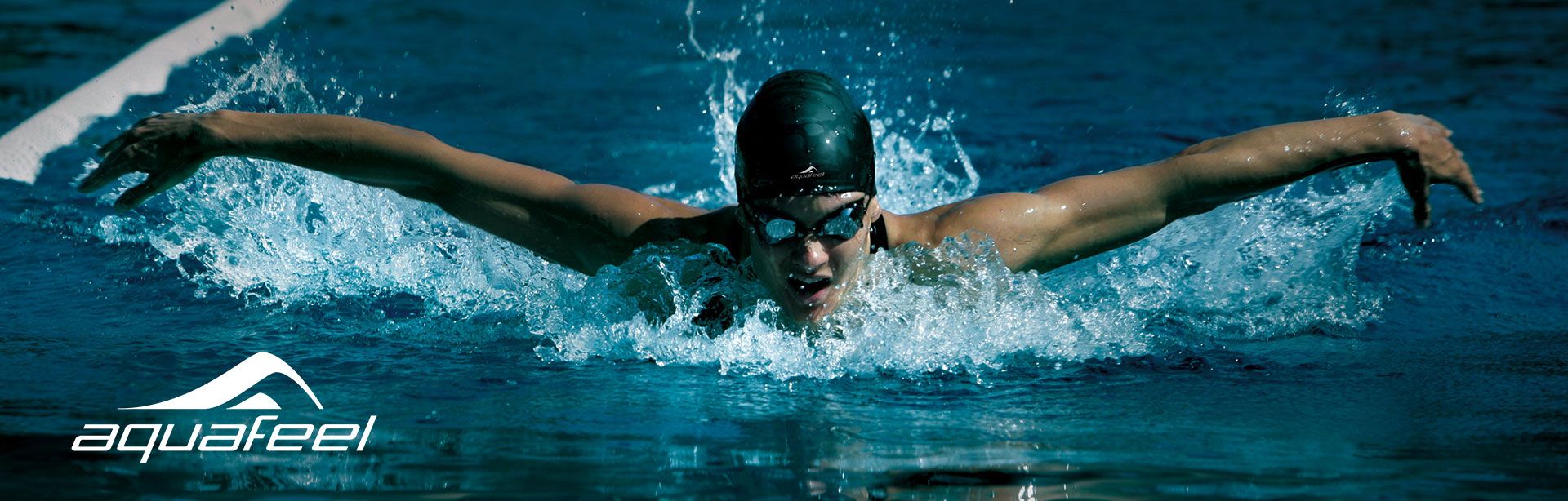 Imagebild eines Sportlers, der auf einer Schwimmbahn trainiert