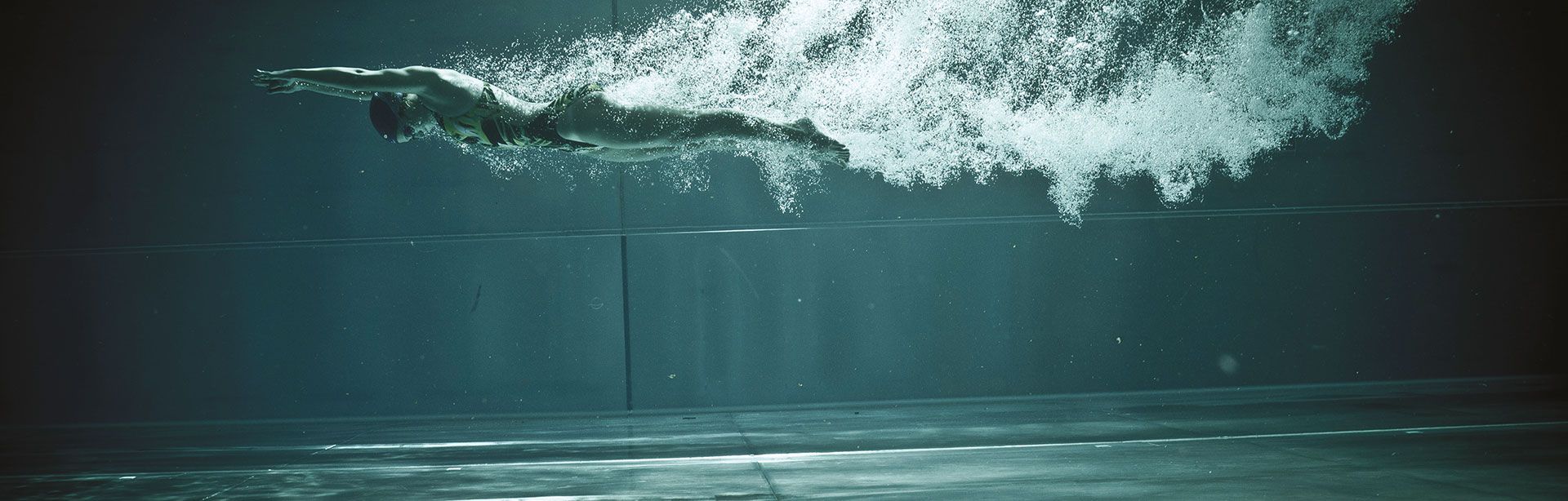 Unterwasserbild einer Sportlerin im Badeanzug