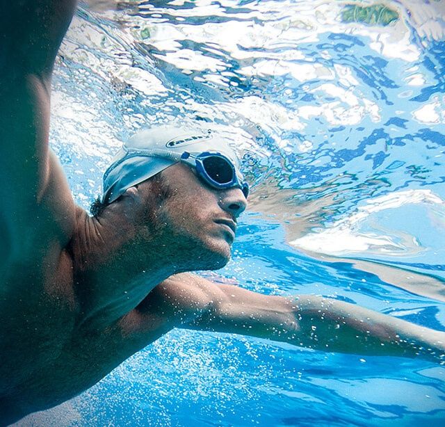Mann mit Taucherbrille unter Wasser