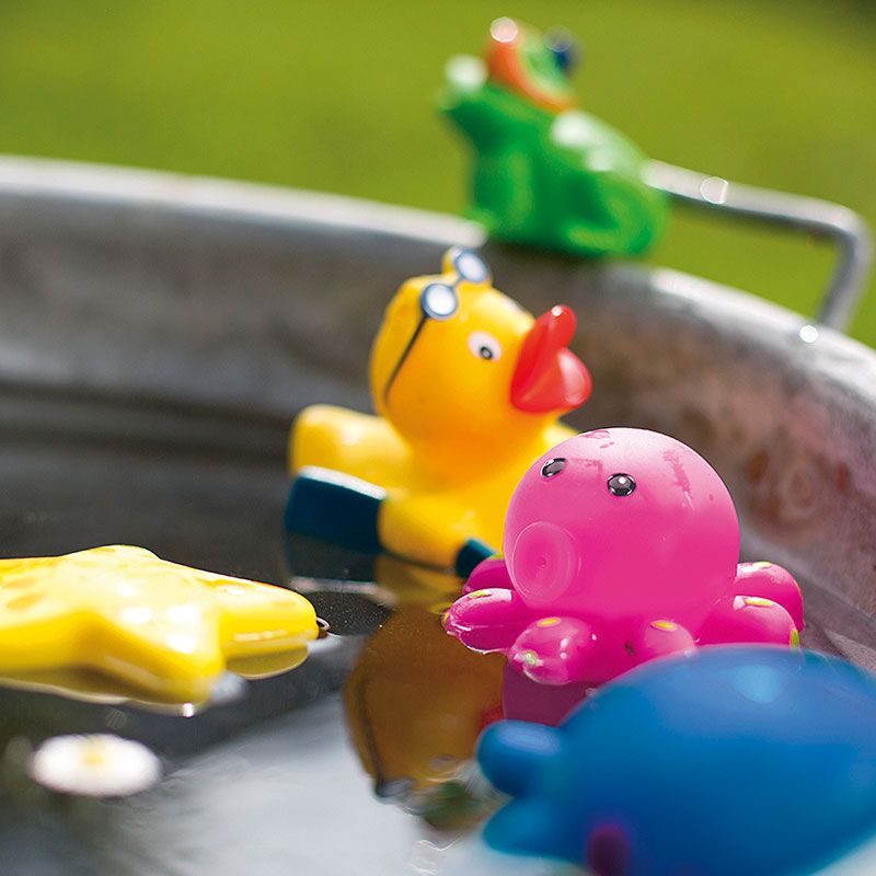 Badespielsachen von Fasyh in einem Wassereimer Badespielsachen von Fasyh in einem Wassereimer