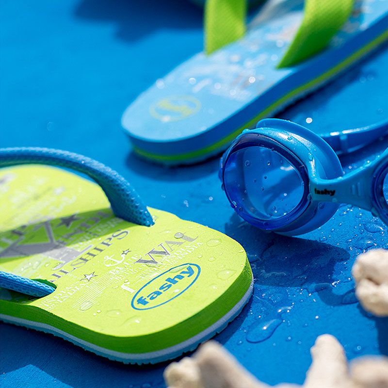 Flip-Flops und Schwimmbrille in Nahaufnahme Flip-Flops und Schwimmbrille in Nahaufnahme