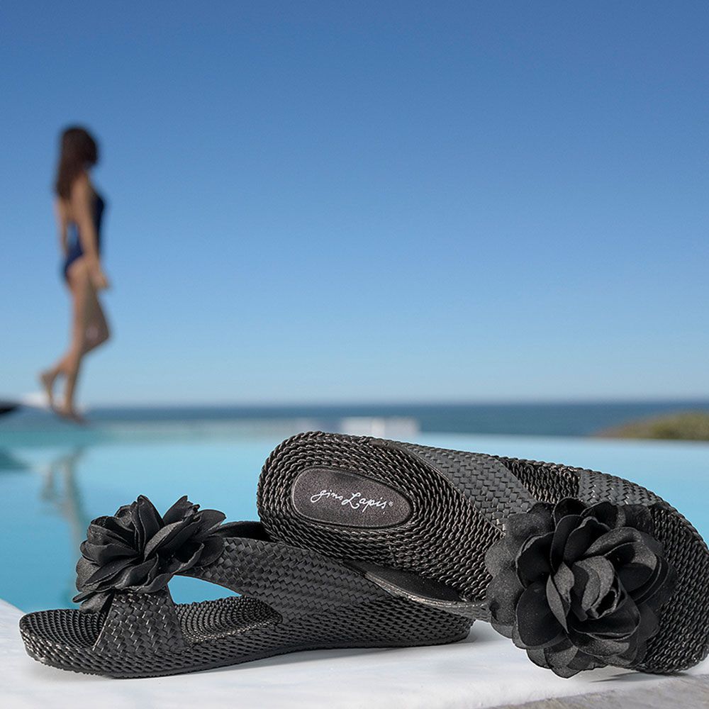 Badeschuhe der Marke Gino Lapis an einem Pool Badeschuhe der Marke Gino Lapis an einem Pool