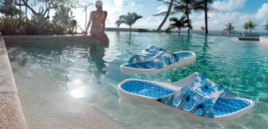 Ein Paar Badeschuhe treibt auf dem Pool Ein Paar Badeschuhe treibt auf dem Pool
