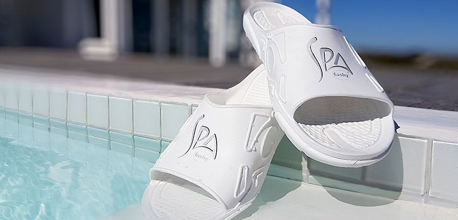 Badeschuhe von Fashy stehen am Pool