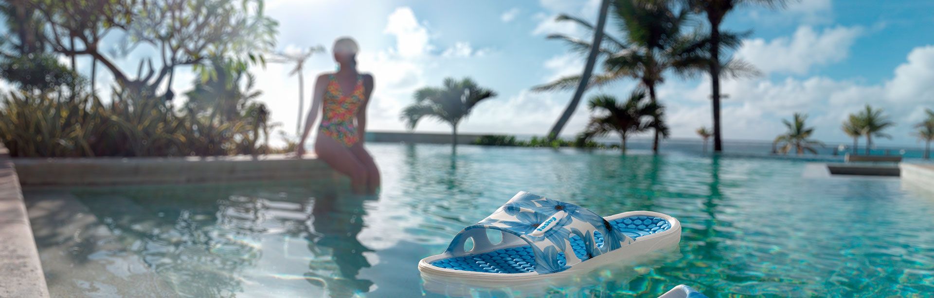 Badeschuhe von Fashy treiben auf dem Wasser